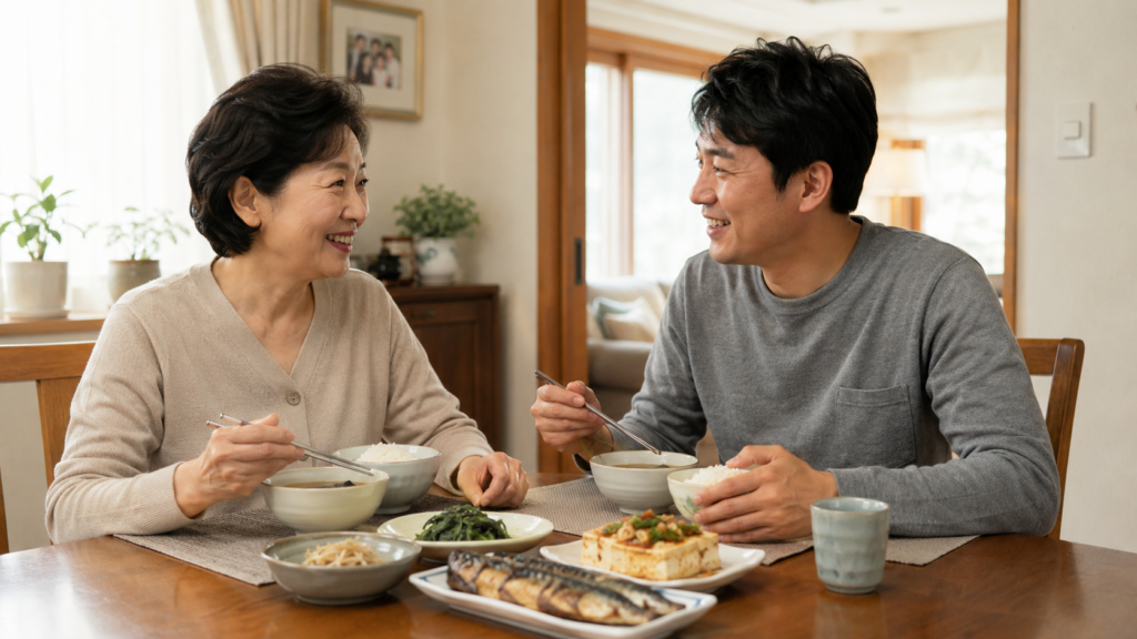 고등어 생선구이와 두부 등 균형 잡힌 고단백 식단으로 아들과 함께 식사하는 어머니 모습